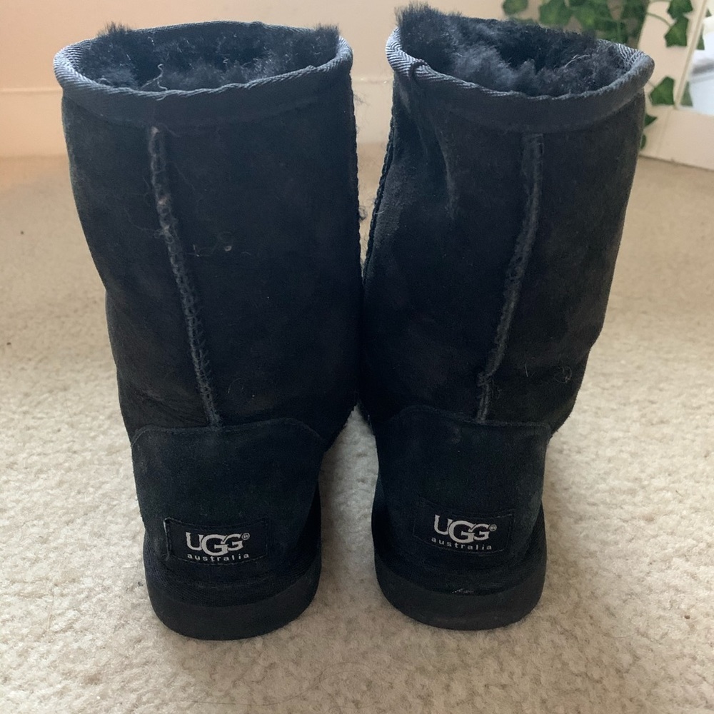 Great condition Black UGG (size 6)
